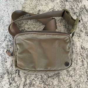 Lululemon Everywhere belt bag 1L EUC